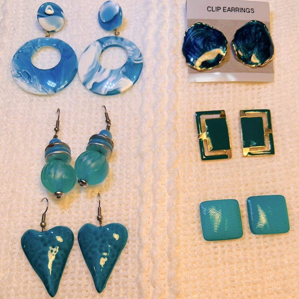Lot of 6 pairs of Aqua Vintage Earrings (70s, 80s, 90s).